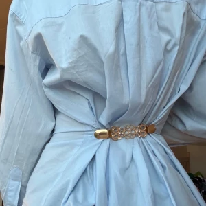 Dekorativt spänne - Klämma som figuranpassar exempelvis för stora skjortor. Perfekt för att ge en elegant touch till din outfit. Bältet har en unik design med detaljerade mönster på spännet. Lätt att använda