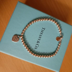 Return to Tiffany armband äkta silver - Superfint armband från Tiffany & Co i äkta silver. Köpt på Vestiaire Collective och har granskats av experter att vara äkta. I väldigt fint skick, använts några enstaka gånger.