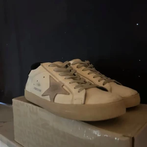 Golden Goose - Säljer nu dessa riktigt snygga Golden Goose. Skorna är i fint skick och om du har en minsta fråga eller fundering tveka inte på att kontakta mig.