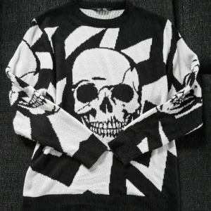 Dödskalletröja - Cool stickad tröja från RT 🖤 Svartvitt mönster med dödskalle på fram och baksida, samt på ärmarna. Väldigt varm! ❄️ Sann till storlek (XL). Rekommenderar den för S-M om man vill ha oversized passform! Inga defekter, behöver dock avnoppras!  Pris är självklart förhandlingsbart 😊