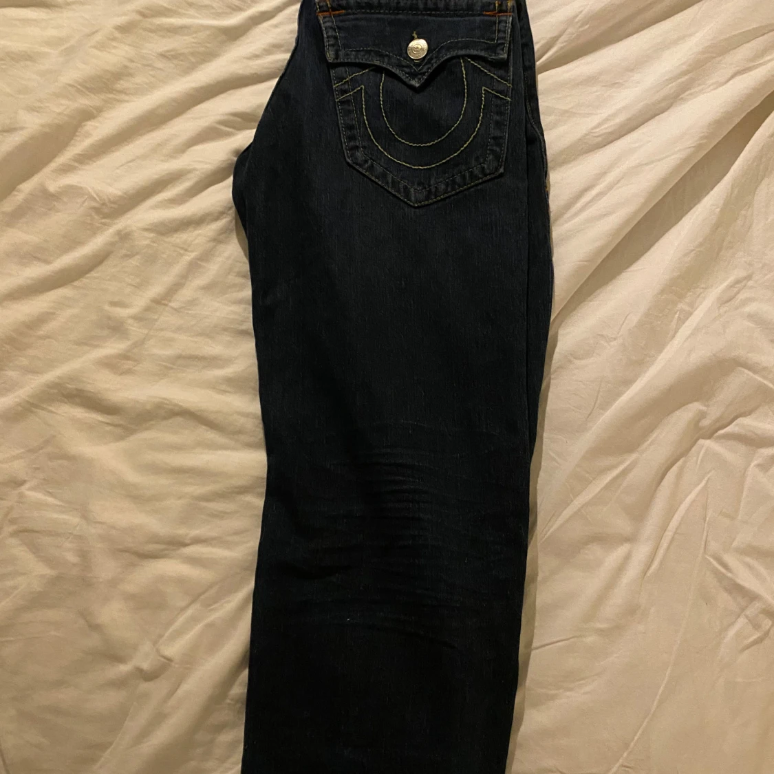 Mörkblå jeans från True Religion