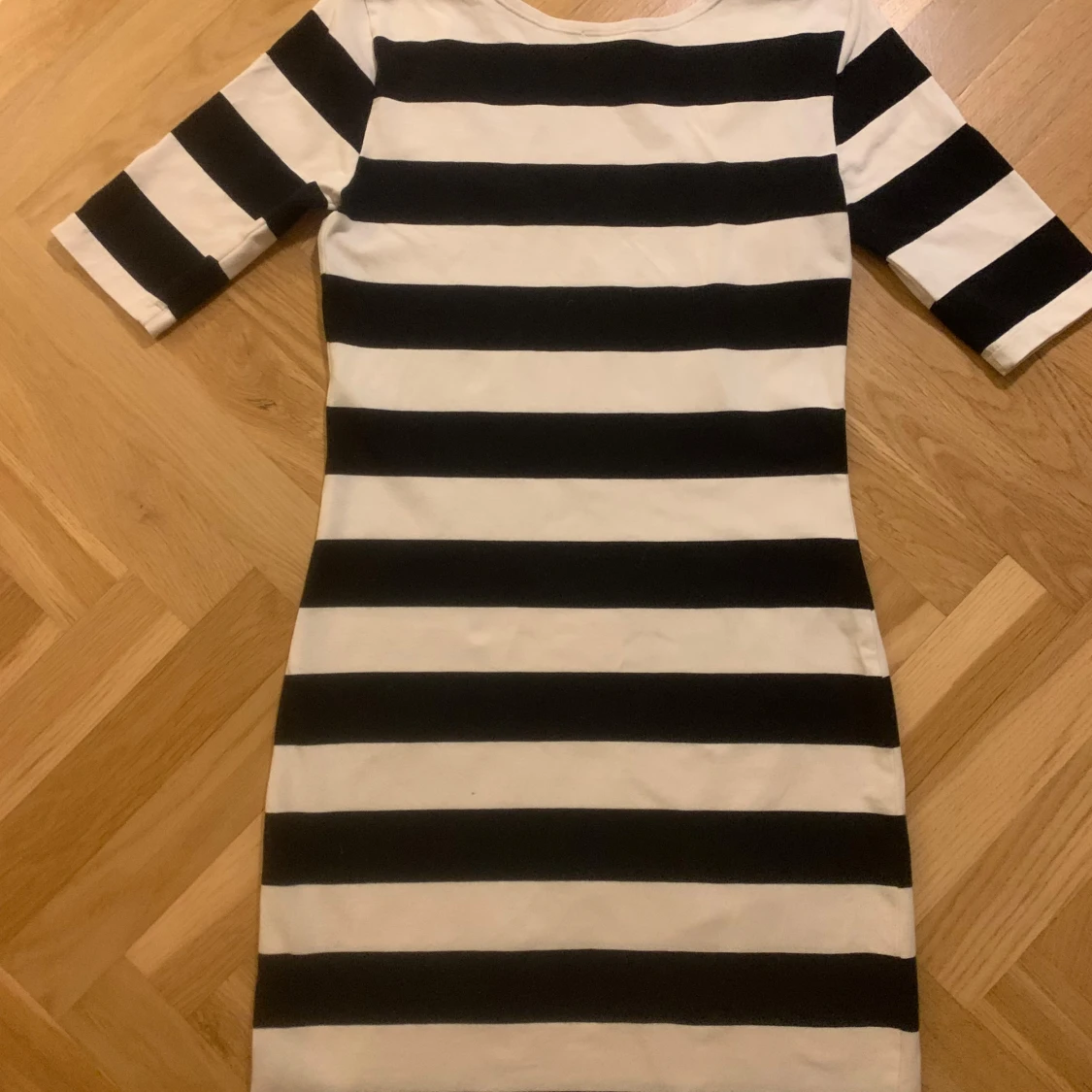 Randig klänning med trekvartsärm - 1