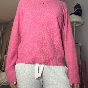 Rosa tröja från Vero Moda - Säljer en jätteskön rosa tröja från Vero Moda. Använd 1-3 gånger och är som ny! Pris kan diskuteras.💗