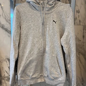 Puma hoodie  - Säljer en grå puma hoodie i storlek M. Köparen står för frakten!💗