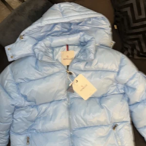 Moncler maya baby blue - Moncler maya babyblue. Perfekt skick. Autentisk. Inga problem med den. Sitter jätte fint och behövs sälja snabbt. Skriv gärna prisförslag. Passar S/XS/M