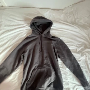 Grå hoodie från Vailent - Säljer en stilren grå hoodie från Vailent i storlek S. Tröjan har en klassisk design med en stor ficka framtill och justerbar huva med dragsko.