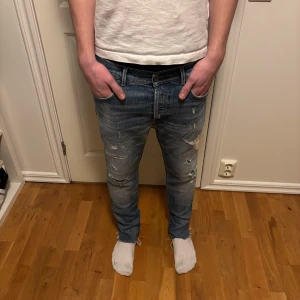 Dondup jeans - Tja, säljer nu dessa tvär feta Dondup jeansen med sjukt snygga slitningar. Storlek 32 men passar 30-31. Grymt skick utan några defekter alls. Skriv vid minsta lilla fundering! Priset är ej hugget i stenen.