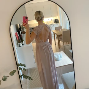 Balklänning - Säljer denna superfina balklänning! För referens är jag 165cm och har klackar ca 8 cm på bilden. Lägg gärna ett bud eller hör av dig för fler bilder!💞