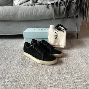 Lanvin skor - Säljer nu mina asfeta lanvin skor i storlek 43 (US 9) Skorna är köpta på NK och alla tillbehör medföljer. Nypris 5200. Skriv för fler frågor