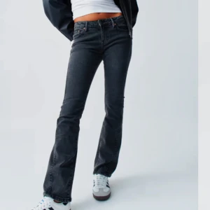 Mörkgråa bootcut jeans  - Säljer dessa helt oanvända endast provade jeans från Gina Tricot. Säljer då de tyvärr var för stora för mig❤️pris kan diskuteras lite lätt! Prislapparna är kvar