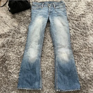 Lowwaist bootcut jeans -  lågmidjade bootcut jeans från Levis. Innerbenslängd: 72 cm                Midjelängd rakt över: 34 cm