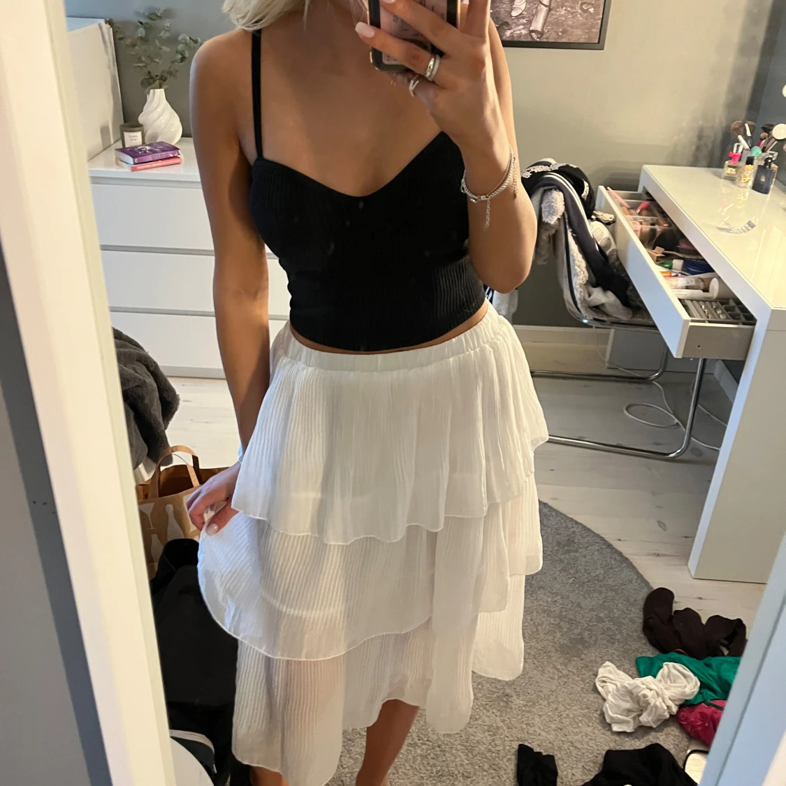 Vit  kjol med volanger