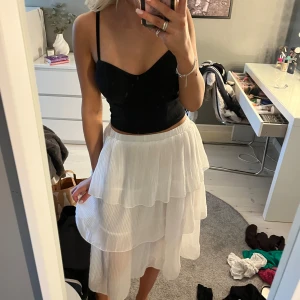 Vit  kjol med volanger - Säljer denna fina vita kjol💞