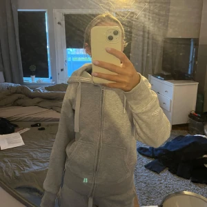 Grå hoodie från Russemerch - Snygg grå hoodie med dragkedja. Använd fåtal gånger då jag har en exakt likadan i en annan storlek så inga defekter.