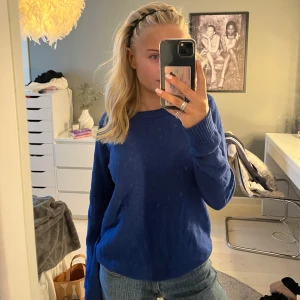 Blå stickad tröja - Säljer en snygg blå stickad tröja💞