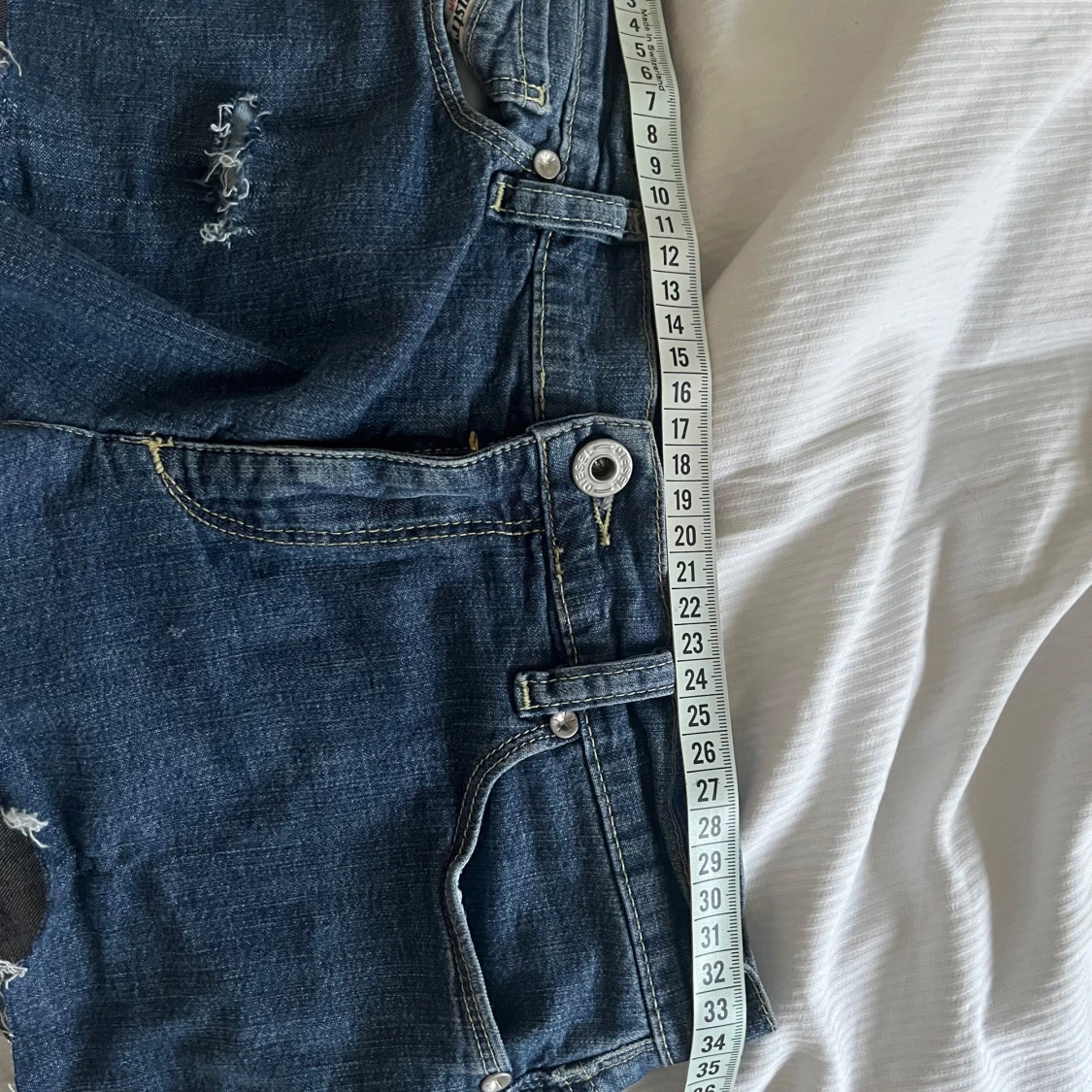 Blå jeansshorts med slitningar - 2