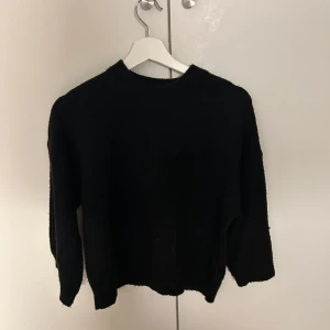 Svart stickad tröja - Säljer denna svarta stickade tröja med trekvartsärmar. Säljer då den inte kommer till användning. Använd gärna köp nu!🖤