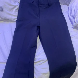 Svarta kostymbyxor - svarta kostymbyxor❤️de ser blåa ut men jag råkade fota i blått ljus så därför❤️