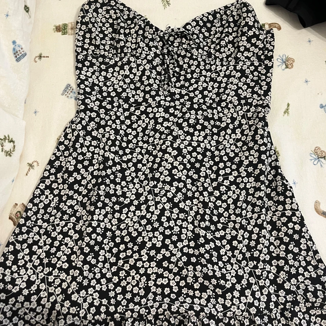 Svart blommig klänning - 2