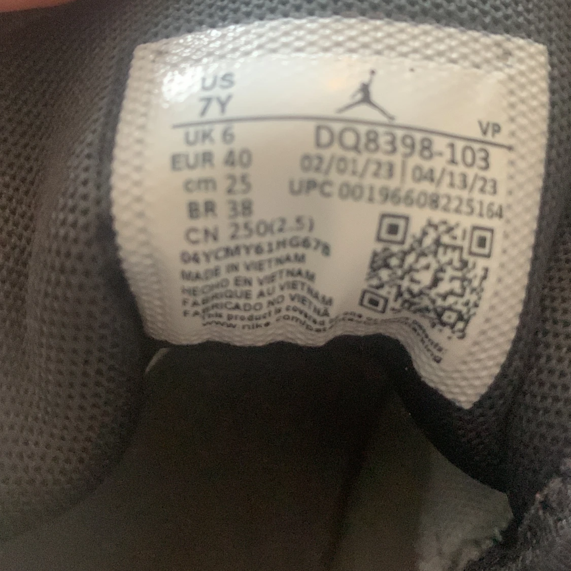 Nike Air Jordans i vitt och grått - 2