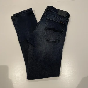 Nudie Jeans - Tjena, säljer nu mina snygga nudie jeans. Modellen är slim fit och storleken är 31/32. Skriv gärna om ni har några funderingar🤩💭