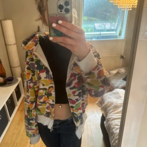 Bape kofta - Cool Bape kofta som kag köpte här på plick för 1000kr och säljer nu för 700!!! Är inte 100% kofta än äkta men hon jag köpte av sa det men som sagt kan jag inte garantera det! Koftan har inga defekter förutom att den är lite nopprig men om man har en maskin för det så är det problemet borta! Står ingen storlek men uppskattar den till s/m 💕💕💕