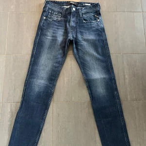 Replay anbass  - Mörkblå Replay anbass, slim fit, pris 499 (ny pris 1800), storlek 28/32