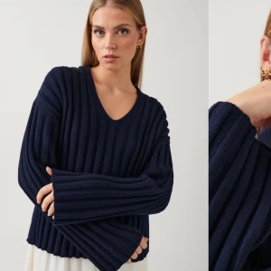 Mörkblå ribbad tröja - Mörkblå stickad tröja från Gina tricot i storlek M