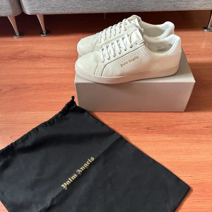 Palm Angels sneakers - Säljer mina Palm angels skor storlek 43 då de blivit för små. Skorna är i väldigt bra skick och sparsamt använda! Köpte från Farfetch där ordinarie pris är ca 4500kr. Extra skosnören plus kartong och skopåse ingår. Pris kan diskuteras!