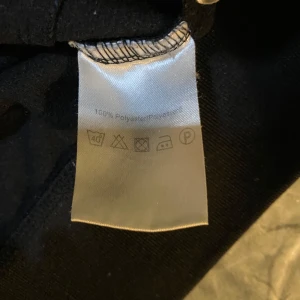 Svart-rutig jacka från Wesc och röd svart fleece med dragkedja man få båda för 200 - Snygg svart jacka från Wesc med gröna och vita rutor. Jackan har dragkedja framtill och ribbade muddar vid ärmslut och nederkant. Perfekt för en stilren look. Och båda för 200 på de svart tröjan är st 152