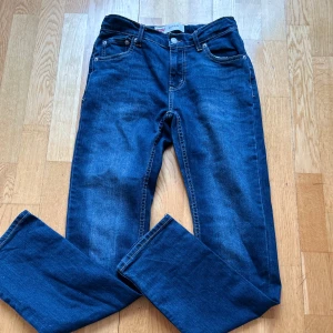 Levis 511 Slim Jeans - Snygga blå Levis 511 Slim jeans med klassisk design. De har en slim passform och är tillverkade i slitstarkt denim. 