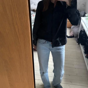 Svart långärmad skjorta - Snygg svart långärmad skjorta med klassisk design. Perfekt för en stilren look. Den är i storlek 34 och aldrig använd💕