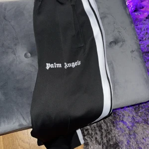  Palm Angels byxor - Riktigt snygga och sköna Palm angels byxor i nytt skick knappt använda då jag inte har på mig mjukis byxor skriv gärna vid intresse