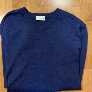 John Henric tröja  - Säljer en stilren mörkblå tröja från John Henric. Tröjan är knappt använd och har ett mycket bra skick!  Hör av er vid frågor eller funderingar!