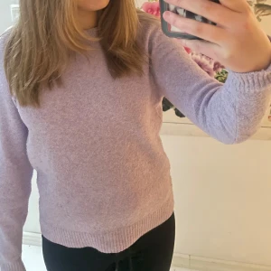 Ljuslila tröja från Vero Moda - Säljer en mysig ljuslila tröja från Vero Moda. Tröjan har en klassisk design med långa ärmar och ribbade muddar vid ärmslut och nederkant. Perfekt för kyligare dagar. 💜