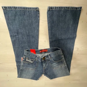 Blå bootcut jeans - Snygga blå bootcut jeans med låg midja och klassisk femficksdesign. Midjemåttet 36. Innerbenslängd 80. Grenmått 18. Hon på bilden är 163💗