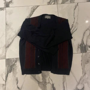 Jackson Knitted Cardigan - Väldigt skön och snygg cardigan. Står xl på lappen men passar som en M. Knappt använd och i bra skick.