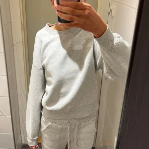 Grå sweatshirt - Grå sweatshirt från Gina tricot i storlek XS. fint skick!💕