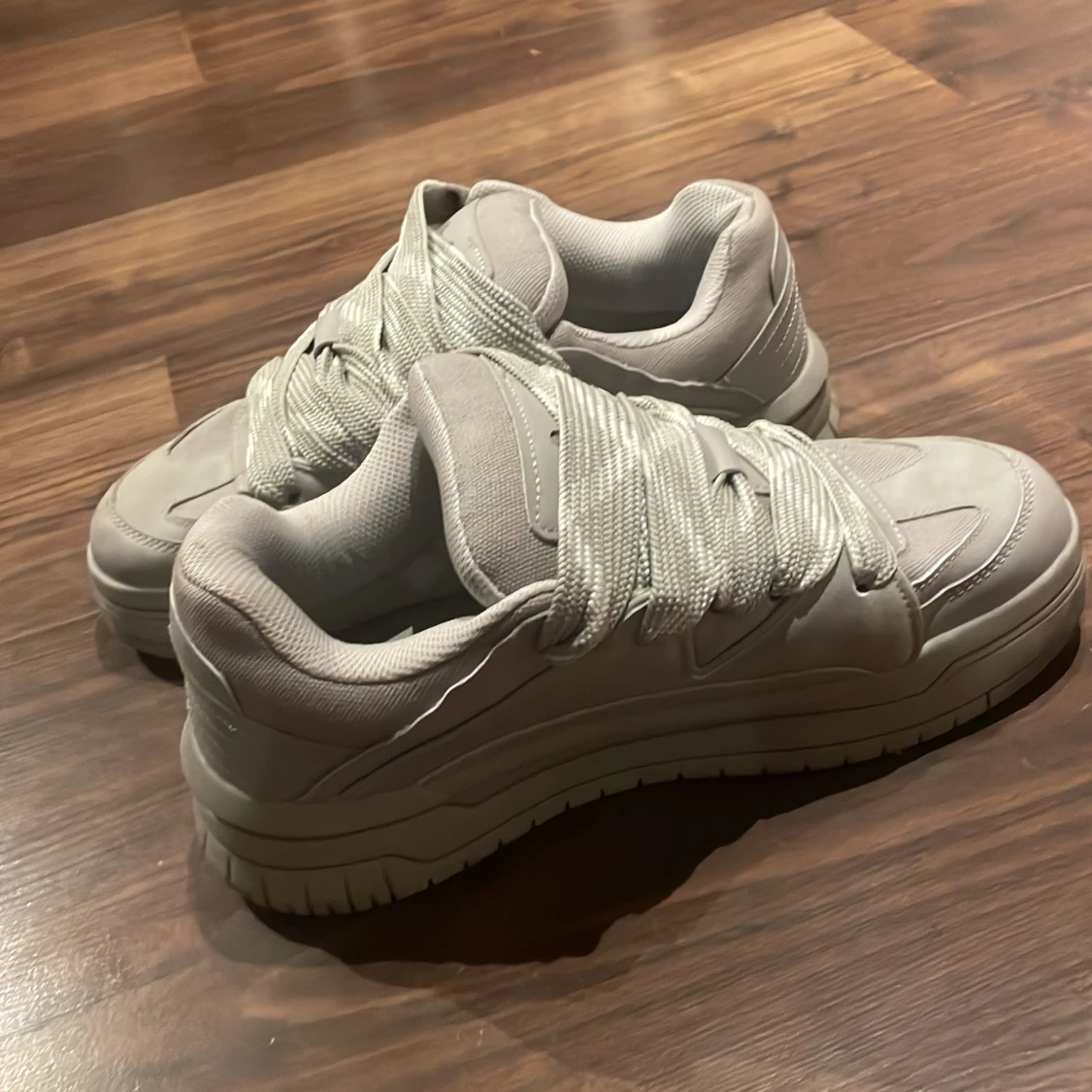 Grå sneakers från Bershka - 3