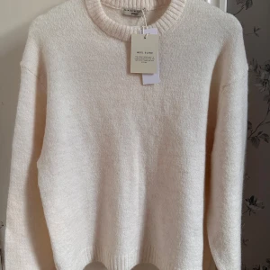 Vit stickad tröja från Gina Tricot - Priset kan att diskutera. Säljer en stilren vit stickad tröja från Gina Tricot. Tröjan har en rund halsringning och långa ärmar, perfekt för kyligare dagar. Den är tillverkad i en mjuk ullblandning som ger en skön och varm känsla. Tröjan har en oversize fit. Aldrig använd då den är för stor för mig. Hoppas denna tröja kan användas av någon annan💞 