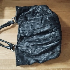 Äkta miu miu väska  - Miu miu väska i använt skick. Den är äkta köpt i second hand butik för något år sedan 