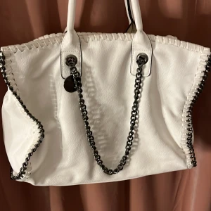 Stor vit väska med kedjor - Perfekt till skolan, får plats med en dator🤍