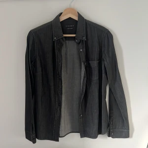 Svart jeansskjorta från Jacob Cohen - Snygg svart jeansskjorta från Jacob Cohen, tillverkad i Veneto.         10/10 skick aldrig använd.      Storlek small men passar som en XS slimfit    Nypris: 2500       Mitt pris: 499