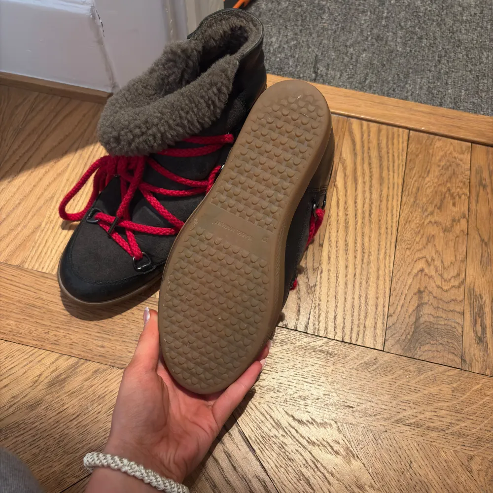 Mammas gamla Isabel marant skor från när hon var runt 20. Skorna har en 6 cm klack i men det är inget man riktigt känner av utan dem är sjukt sköna. Dessa skor finns kvar på hemsidan men jag har ingen Dustbag eller äktighets bevis därav billigare pris. Men man ser på detaljer osv att de är 100% äkta. Nypris på den tiden var 3000kr. Kengät.