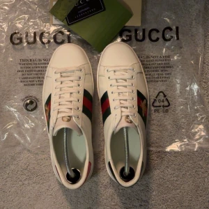 Gucci Ace - Säljer nu dessa fina Gucci Ace skorna. Riktigt fint skick på skorna. Storlek 42. Har ni frågor eller funderingar så är det bara att höra av sig.