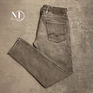 Replay anbass  - Tja! Säljer ett par feta mörkgrå jeans från Replay i modellen anbass. Byxorna är i storlek W31, L32 och är i väldigt fint skick. Hör av er vid eventuella frågor eller funderingar!🤝
