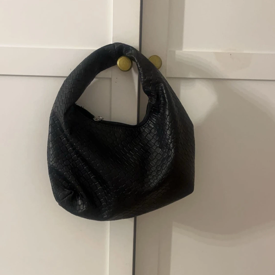 Svart handväska med flätat mönster - 1