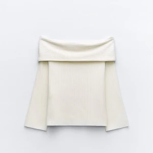 Zara offshoulder topp - Benvit ribbad off-shoulder tröja från Zara, i nyskick. Finns tillhörande byxor i min profil. Rabatterat pris vid köp av båda.
