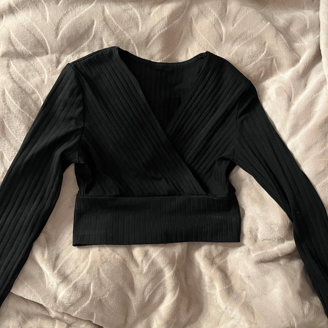 Svart ribbad omlottopp - 1