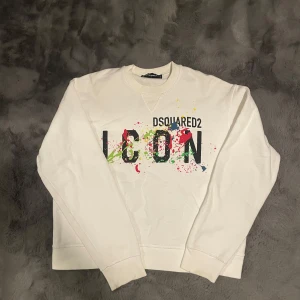 Dsquared2 sweatshirt - Tjena, säljer nu denna tröjan från Dsquared2 då jag inte använder den längre och den bara samlar damm. Perfekt till dig som vill vara annorlunda och vill stå ut lite extra, vid nån fundering så är det bara att skicka ett meddelande. Pris går att diskutera